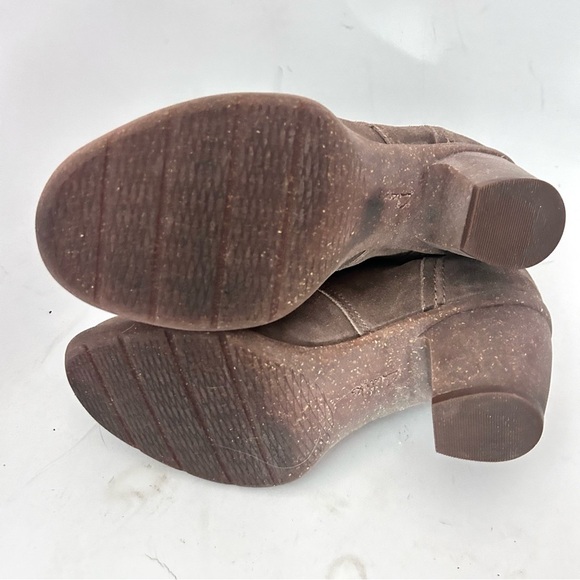 CLARKS ARTISAN  Carleta Lyon Khaki Suede Lace-up Heel Bootie Size 7.5 - Picture 10 of 10